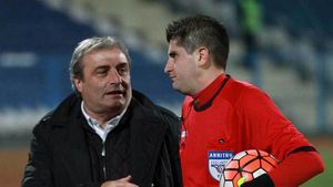 Mihai Stoichiță nu crede în vorbele lui Șumudică: "Se alintă când spune că nu are șanse la titlu". Antrenorul Petrolului a creionat portetul transferului ideal: "Caut un jucător de talia lui Ibrahimovic și tehnica lui Messi, dar care să accepte salariul de la Petrolul"