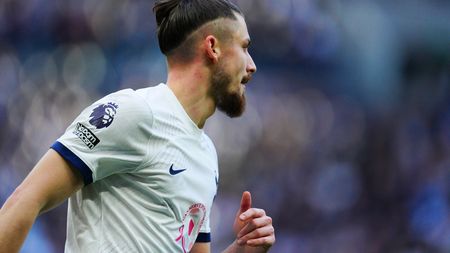 Fanii lui Tottenham îl fac praf pe Ange Postecoglou pentru că l-a ținut rezervă pe Radu Drăgușin! „Ce are cu el?”