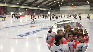 FOTO | Azi a fost inaugurat patinoarul construit de Ion Țiriac. Simona Halep a primit o pereche de patine: "Voi veni aici să patinez" Cât a costat arena