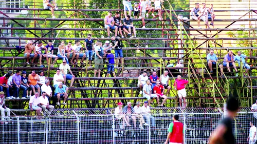 Ruină la Craiova!** Cum a ajuns urmașa Științei să se bucure că numărul fanilor a crescut la 400! Piți aducea 4000 la antrenamente