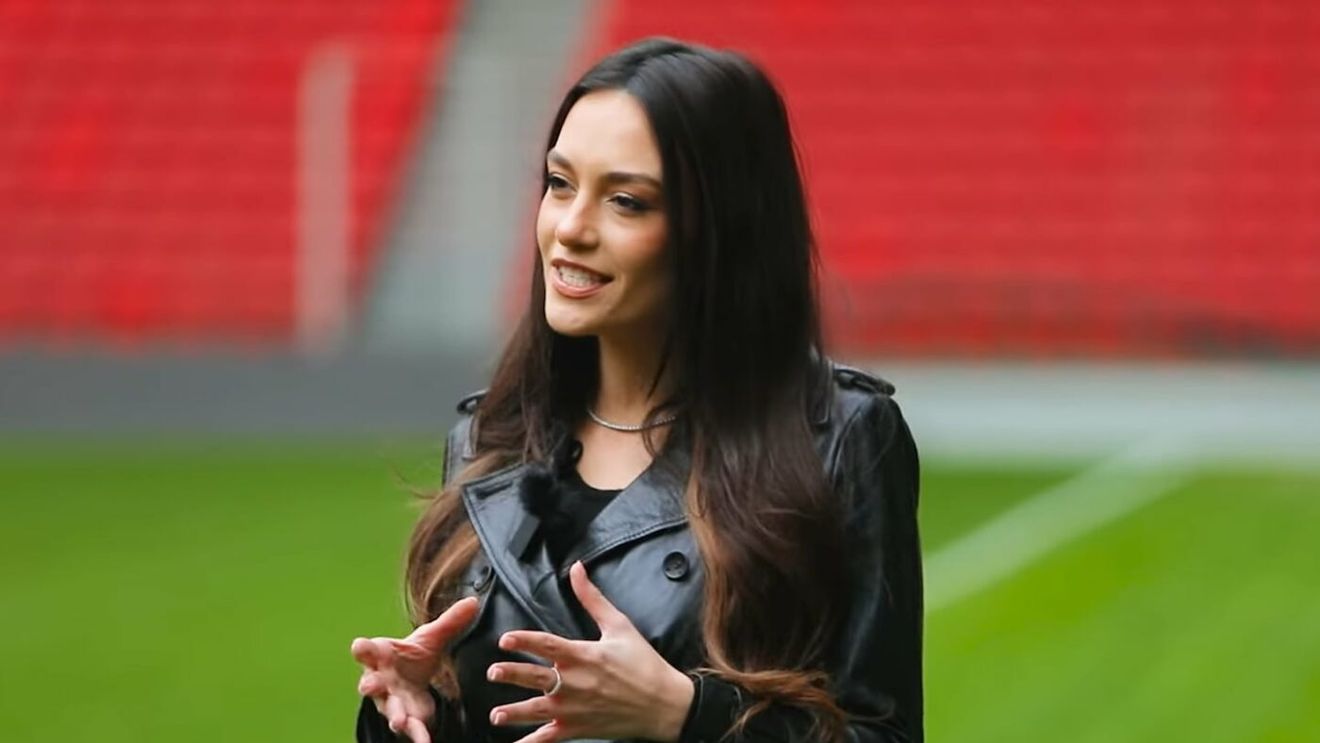 Cea mai frumoasă prezentatoare TV, apariție mai mult decât îndrăzneață, într-o rochie cu decolteu!