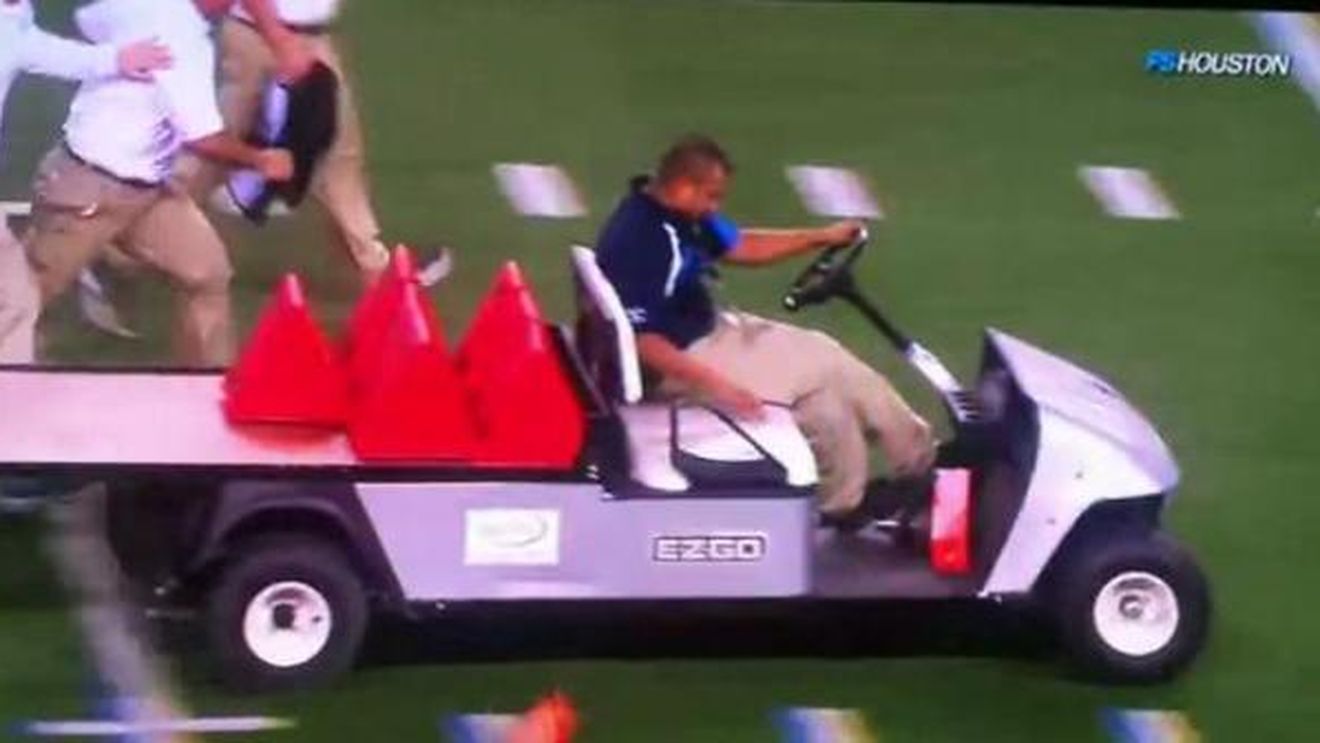 VIDEO Mașinuța posedată!** Scene incredibile pe un stadion din America! Două persoane au avut nevoie de îngrijiri medicale!