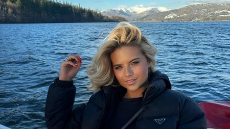 Cea mai sexy femeie din Anglia va fi antrenorul unei echipe de fotbal! Tânăra face milioane de vizualizări cu imaginile în costum de baie. GALERIE FOTO