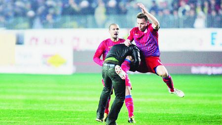 Martinovic va intra în istorie!** Regulamentul FRF va fi schimbat după incidentele de la Ploiești: jucătorii se pot apăra de huligani