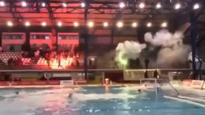 VIDEO | Bătaie între suporterii lui Panathinaikos și Olympiakos la un meci de polo! Fanii "Trifoiului" au intrat cu torțe în sală 