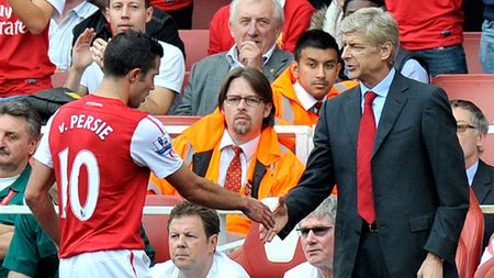Adevărații manageri procedează așa înaintea unui derby!** Gest superb făcut de Wenger: Van Persie, salvat de fostul lui antrenor în fața furiei oarbe a fanilor "tunari"
