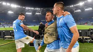 Clipe de groază pentru un fotbalist de la Lazio! „I-au pus pistolul la tâmplă și în piept”. Bătaie cruntă încasată de impresarul jucătorului