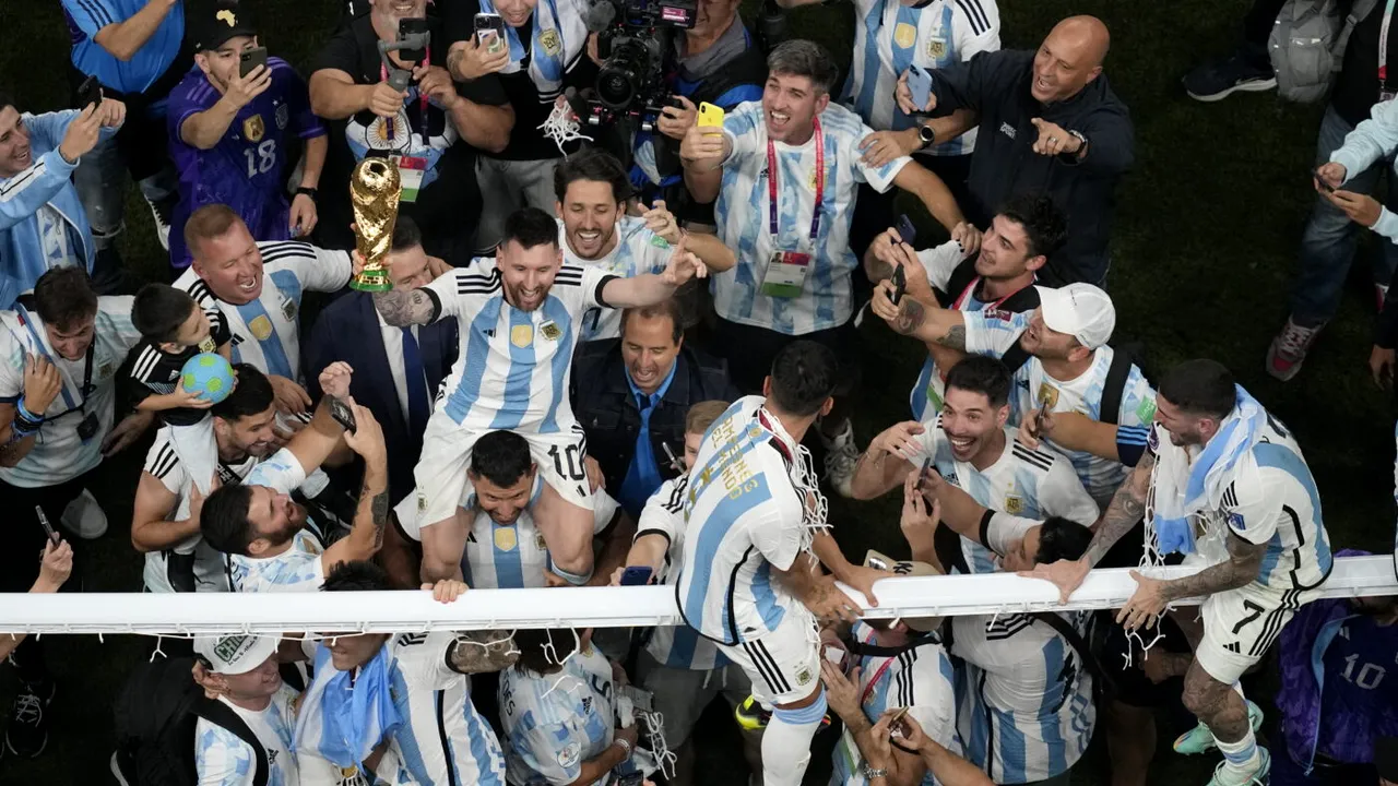 Argentinienii și-au ironizat rivalii după ce au câștigat Campionatul Mondial din Qatar. „Un minut de reculegere pentru Mbappe care e mort!” Nici brazilenii n-au scăpat | VIDEO