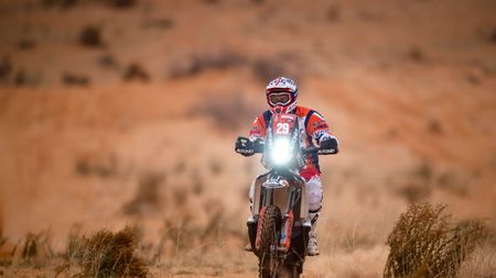 Cum arată pneurile motocicletei lui Emanuel Gyenes după o etapă dură în Raliul Dakar 2021. Sătmăreanul s-a clasat pe locul 35 la sfârșitul rundei a 7-a