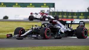 Formula 1: Lewis Hamilton, victorie cu emoții! Britanicul a terminat cursa având pană și fiind aproape să fie depășit. Care au fost incidentele de la Silverstone | FOTO