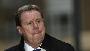 Super FOTO: Ca să scape de închisoare, Redknapp se dă ANALFABET: "Scriu ca un copil de doi ani"! ** Uite cum arată foaia de joc completată de antrenor