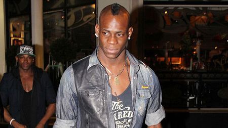 FOTO** Balotelli a pățit-o din nou!** Cum au avut "grijă" fanii lui United de Bentley-ul atacantului