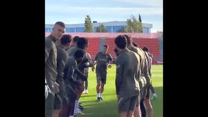 Luis Suarez, luat la palme de noii colegi de la Atletico Madrid! „Botezul” primit de către uruguayan | VIDEO