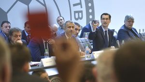 EXCLUSIV | DNA ia urma lui Burleanu? Procurorii au primit o plângere care reclamă prejudiciu de 650.000 de euro. Primele pe care și le-au dat șeful FRF și oamenii săi înainte de Euro 2016 ar fi fost votate ilegal. Surprinzătoarea reacție a federației