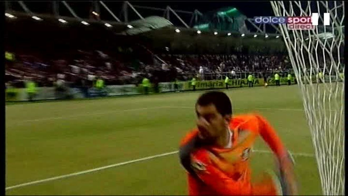 VIDEO** RĂ‚ZBOI între galeria Rapidului și Coman! Portarul a aruncat cu o sticlă cu apă înspre ei, fanii au vrut să intre în teren