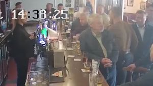 Halucinant! Conor McGregor a lovit un bătrân cu pumnul într-un pub din Irlanda! De la ce a pornit totul | VIDEO