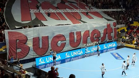 Fanii Rapidului, atmosferă incendiară în Sala Polivalentă! Cristi Săpunaru, alături de suporterii care au făcut spectacol la marele meci cu Gyor | VIDEO