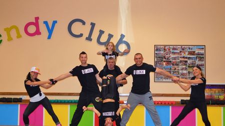 PREMIERĂ | Fiica unui fost dinamovist a lansat „programul de mișcare online”. VEZI cum te poți menține în formă, fără să ieși din casă, în vreme de pandemie