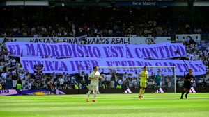 Nu l-au uitat! Mesajul fanilor lui Real Madrid pentru Iker Casillas + tricourile speciale cu care elevii lui Zidane au intrat pe teren