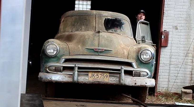 Au găsit o mașină fabricată în 1952, care de 48 de ani a stat părăsită într-un hambar! Ce decizie au luat după ce au spălat-o pentru prima dată de când fusese abandonată