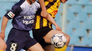 Un fost mijlocaș din Liga 1 a ajuns în spatele gratiilor: "Se dezbrăca pe stradă. Tremura tot, avea spasme și crize de epilepsie". Povestea omului acuzat de amenințare, tentativă de tâlhărie și port de obiecte periculoase