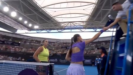 Gestul Arynei Sabalenka în momentul strângerii de mână cu Sorana Cîrstea, la fileu! Liderul WTA a avut o reacție elocventă la Brisbane. VIDEO