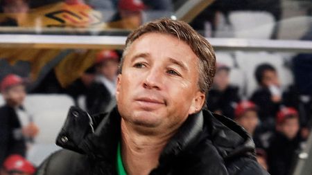 Petrescu, perplex la revenirea acasă: credea că are cei mai tari fani din lume după eșecul cu Anji!** Ultrașii au făcut show la aeroport, dar jucătorii au fost ignorați. Ce s-a întâmplat
