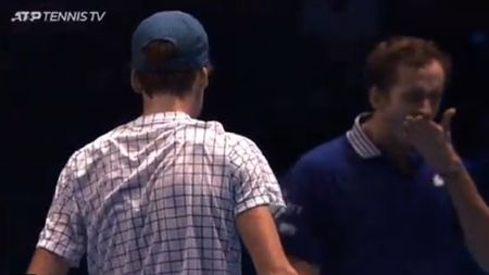 Daniil Medvedev, gest urât în fața adversarului de la Turneul Campionilor! Ultimul meci din Grupa Roșie s-a încheiat dramatic | VIDEO