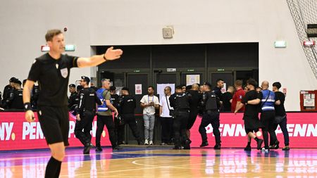 Imaginea care a declanșat bătaia de la Craiova și a dus la întreruperea meciului România - Ungaria. Ce a apărut pe tabela din Polivalentă