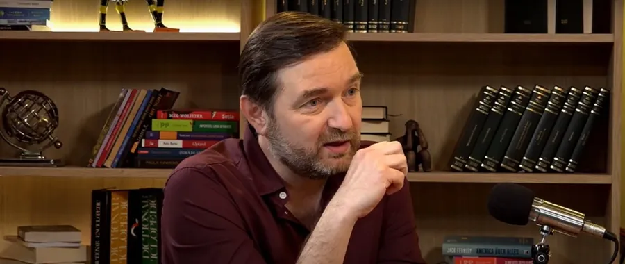 Podcastul „Altceva” cu Adrian Artene poate fi urmărit pe canalul de YouTube cu același nume. Sursă foto: Captură YouTube