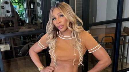 Serena Williams, în fustă scurtă şi tocuri înalte, pe terenul de tenis. Ce apariție pentru rivala Simonei Halep