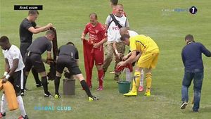 FOTO INCREDIBIL | Cristi Balaj, "arbitrul de serviciu"! Centralul meciului UTA - FC Voluntari a muncit cot la cot cu jucătorii