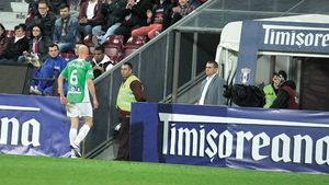 Își bat joc de "Papă".** Tertip incredibil folosit de CFR în încercarea de a-l avea 'la mână' pe Gabi Mureșan. Claro și Tony au pățit la fel