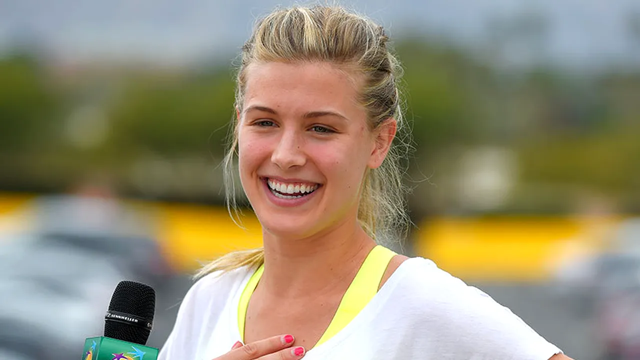 IMAGINEA ZILEI | Genie Bouchard i-a luat costumul Pamelei Anderson 