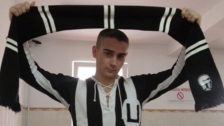 Apel la calm din temniță:** "Aveți grijă să nu ajungeți lângă mine în celulă!"