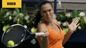 Jelena Jankovic și-a schimbat chiloții chiar pe teren!** VEZI AICI VIDEO!