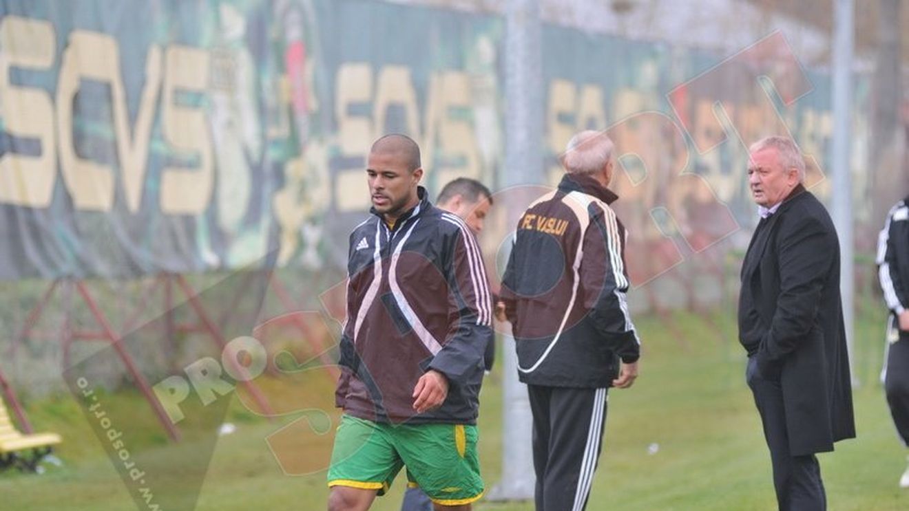 FOTO** Porumboiu a coborât în iarbă și i-a certat pe jucători! VEZI care au fost "victimele"!