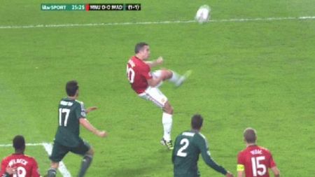 Putea fi lovitura serii, dar s-a transformat într-o execuție lamentabilă!** VIDEO Van Persie, așa cum rar îl vezi. EPIC FAIL în United-Real