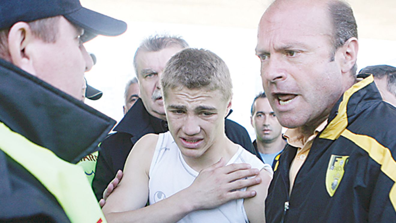 Roman, disjuncție la umărul stâng