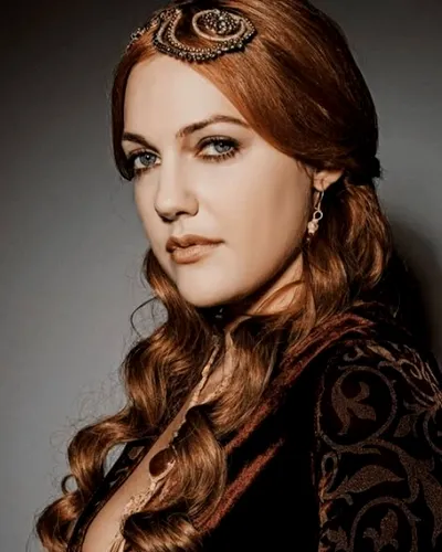 Cum arată Meryem Uzerli, actrița din „Suleyman Magnificul ”. Artista are două fetițe