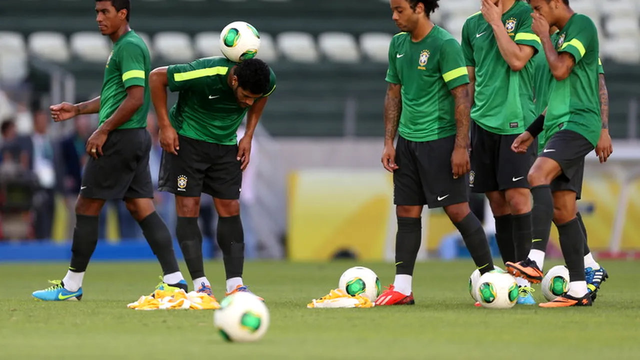 FOTO | David Luiz a oferit una din imaginile Mondialului. Gluma făcută de brazilian în spatele colegului Hulk în timpul ultimului meci din grupe
