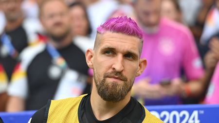 Fostul mare fotbalist neamț, atac devastator împotriva lui Andrich, jucătorul Germaniei care l-a copiat pe Andrei Rațiu și s-a vopsit în cap, dar roz! „Poate că se simte femeie! UEFA să interzică aceste culori ale părului”