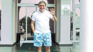 Hagi: "Revin în forță"