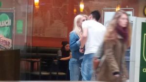 Metoda "pariază iubita" nu a fost inventată de Voduț! FOTO | Un campion al Ligii 1 a fost surprins într-o ipostază delicată: "Juca pentru vărul ei, eu nici nu știu cum se joacă"

