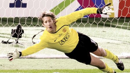 Retragere de gală!** Van der Sar va juca împotriva Barcelonei ultimul lui meci oficial