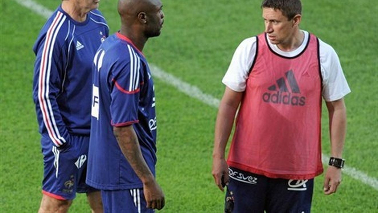 "Cocoși" turbați! Evra a fost la un pas să îl bată pe preparatorul fizic! Domenech a anulat antrenamentul Franței