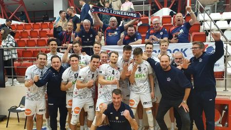 Povestea pensionarilor care au făcut spectacol în „Ștefan cel Mare”! Au venit din Germania și au sărbătorit calificarea spetaculoasă în fața lui Dinamo: „Mergem peste tot cu ei!” | SPECIAL