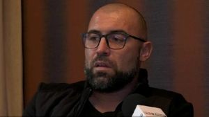 Tony da Silva, viață de film! Noul antrenor al lui Poli Iași a copilărit în suburbiile Parisului, a furat ca să aibă ce mânca și s-a școlit alături de antrenori mari. „Dacă nu furam, nu mâncam, dar acum sunt un model pentru copilul meu”. SPECIAL