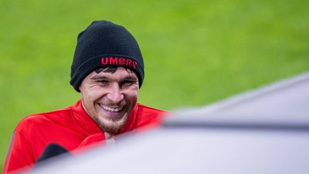 Antrenorul Barcelonei l-a cerut pe Andrei Rațiu. Transferul românului, solicitat de neamțul Flick în discuția cu Deco