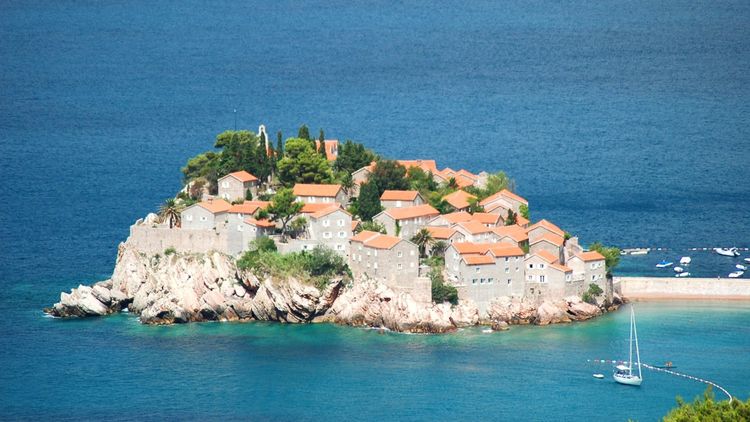 Novak Djokovic, tun imobiliar spectaculos: cumpără hotelul-oraș Sveti Stefan și insula pe care e construit!